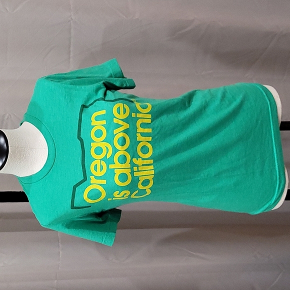 "Oregon is above California" t shirt - 2 For $10 - Picture 1 of 1
